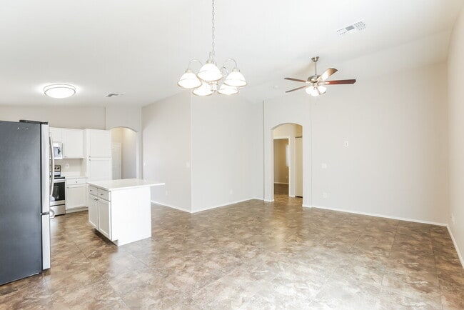 Building Photo - 823 W Bowker St