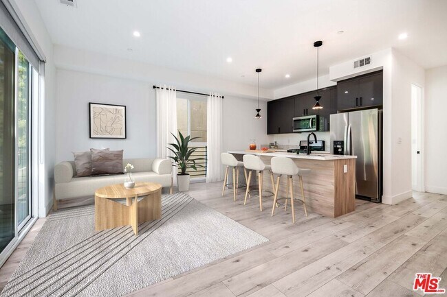 Foto del edificio - 15330 Weddington St