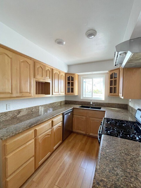Kitchen - 1719 Steinhart Ave