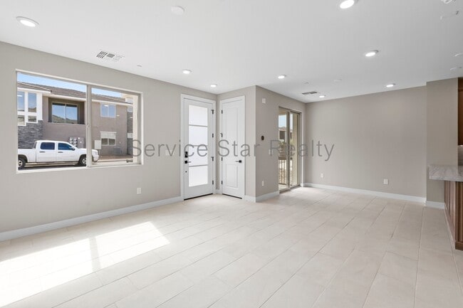 Building Photo - 2121 W Sonoran Desert Dr