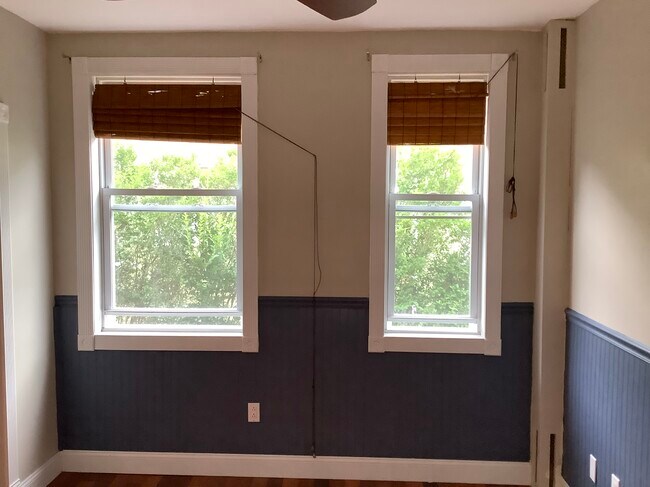 La oficina mide 10' por 13'. - 9 Jay St