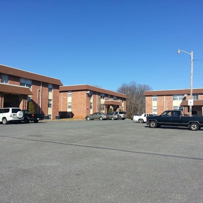 Building Photo - S. Amherst Apartments 2