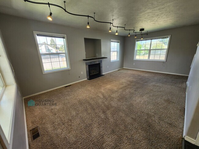 Foto del edificio - Spacious 4-Bedroom Home in Spokane Valley with Finished Basement & Fenced Yard