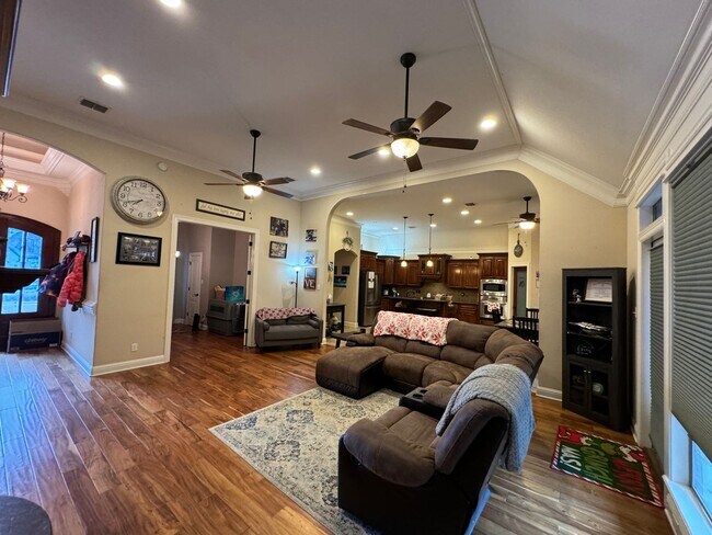Foto del edificio - You will love the Floor Plan... Close to B...