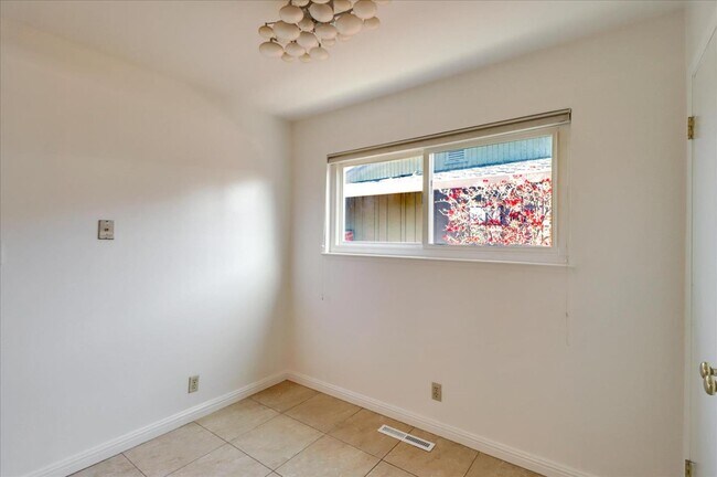 Building Photo - 1281 Glen Haven Dr