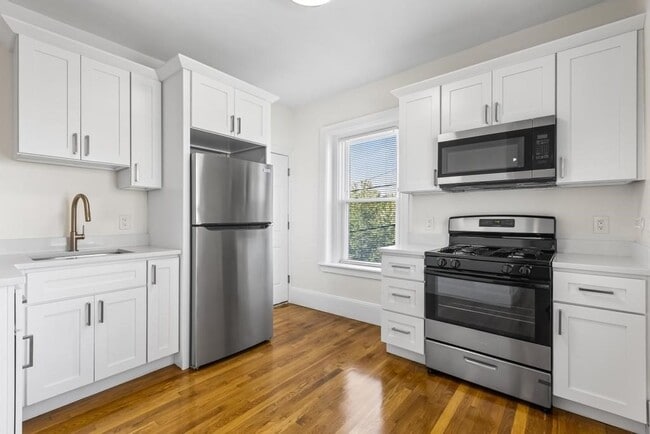Building Photo - 305 Medford St