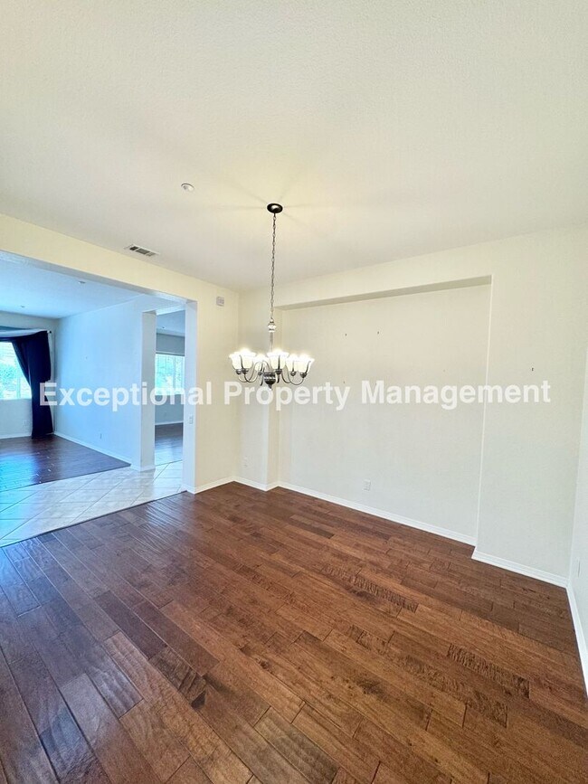 Foto del edificio - Beautiful 3 bedroom 3 bathroom single stor...