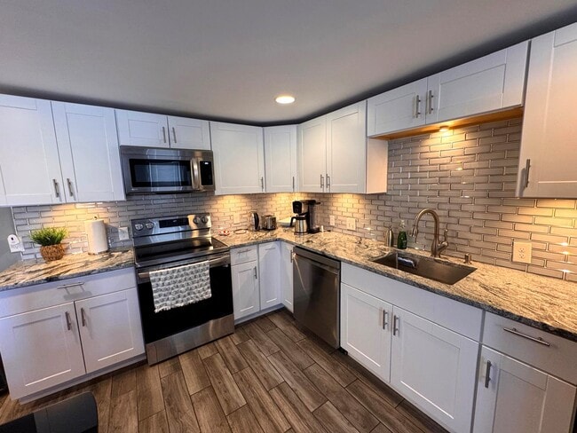 Building Photo - 60 Cedar St