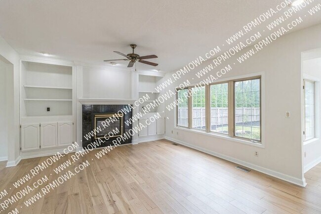 Building Photo - GREAT LOCATION IN COUNTRY CLUB!! 4 Bedroom...