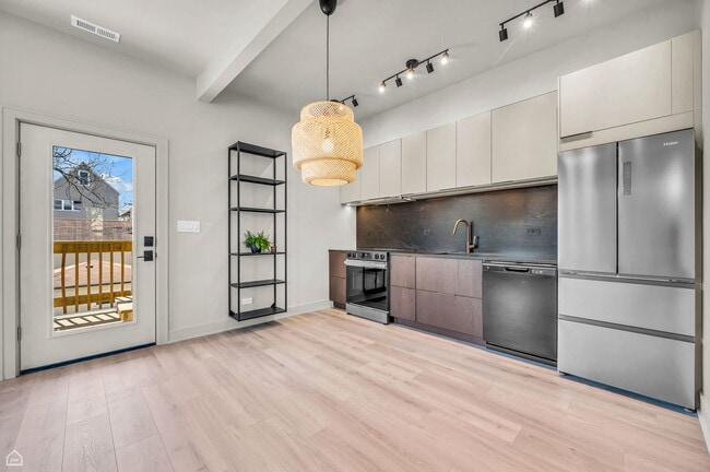 Building Photo - 3701 W Dickens Ave