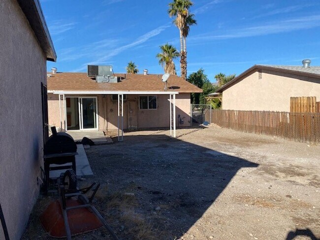 Foto del edificio - 2BR 2BA HOME w/Fenced Yard, Xtra Parking, Garage