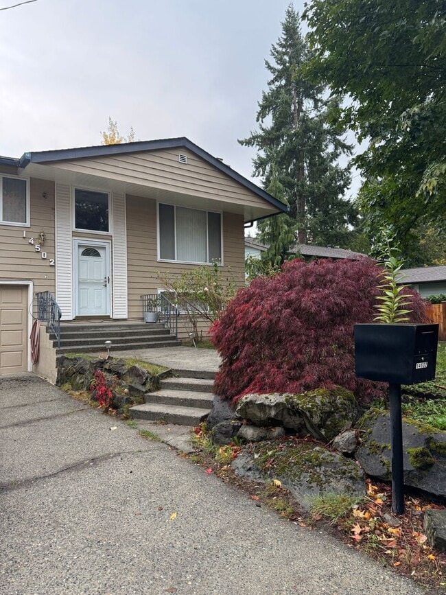 Building Photo - Conveniently located, Bellevue home