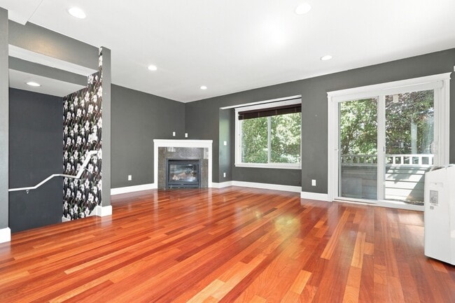 Building Photo - *Beautiful Ballard Townhome with Spacious Fenced Yard & Attached Garage FOR RENT* Available for M...