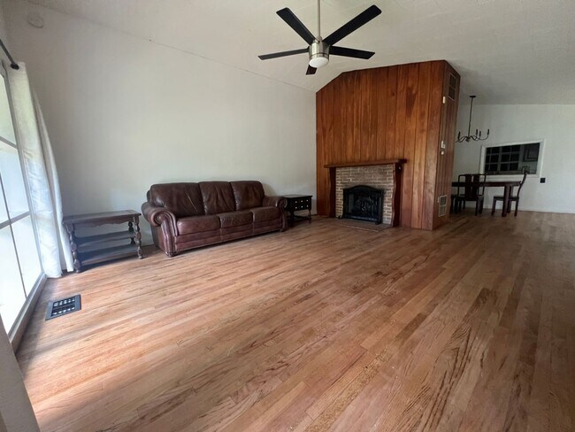 Foto del edificio - 3 Bedroom 1 Bath Home with Loft and Den