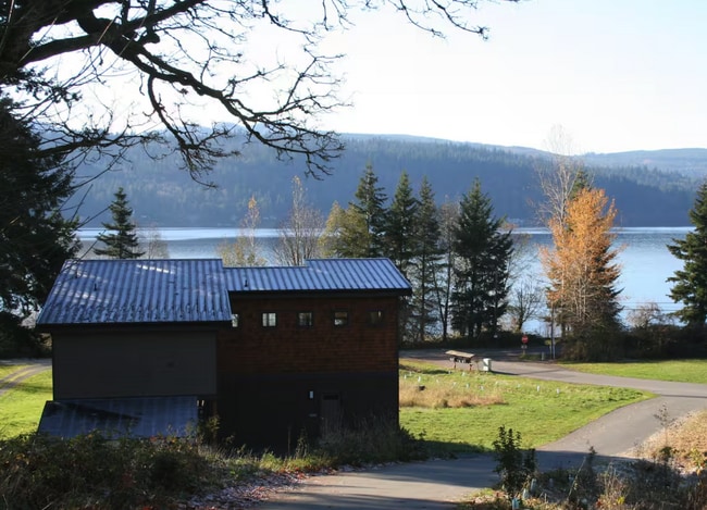 Building Photo - Spacious 3-Bedroom Haven with 2.5 Baths on...