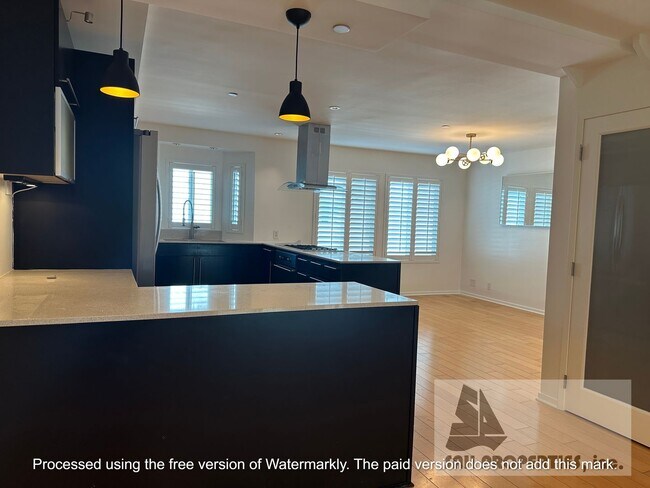 Foto del edificio - Bright & Spacious Huntington Beach Home with Vaulted Ceilings, Community Pool, EV Charger