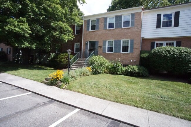 Building Photo - 3 bedroom / 2 1/2 Bath.  Close to Campus. ...