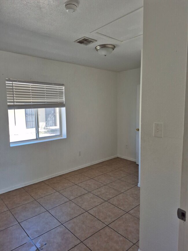 Foto del edificio - Refreshed 3 Bed/2 Bath Duplex