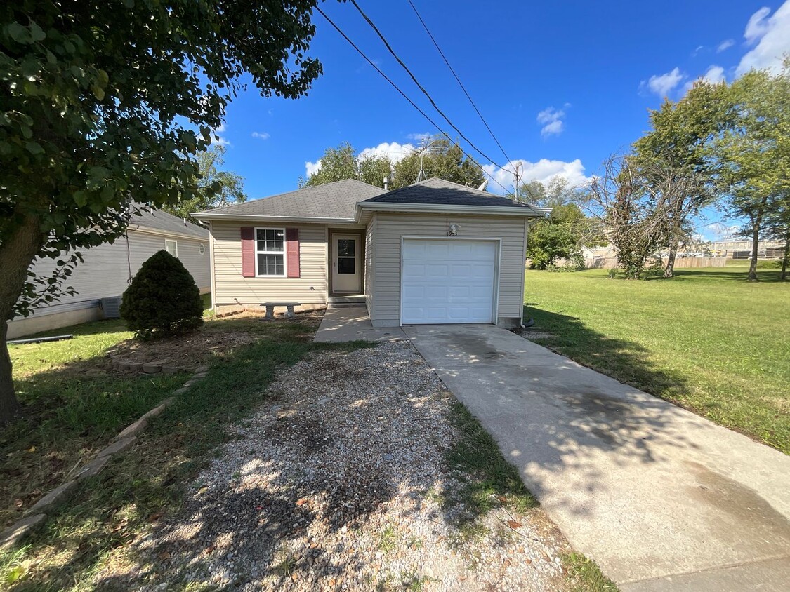 Primary Photo - Clean and Cozy Home in NW Springfield