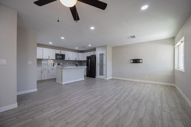 Building Photo - 9417 N 2ND ST, PHOENIX AZ