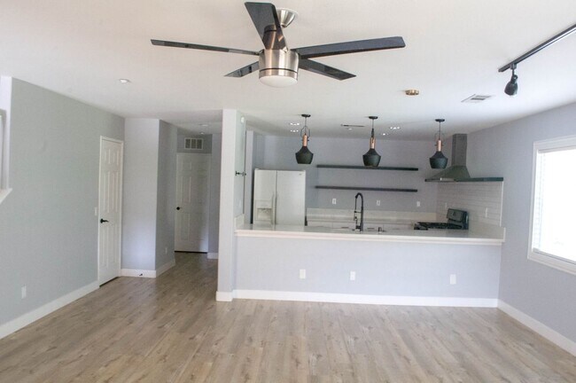 Foto del edificio - 25848 Iris Ave