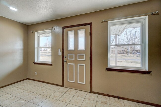 Charming 2-Bedroom Home with Fenced Backyard in the Heart of Choctaw! Ask About Our $250 Off Move... - Charming 2-Bedroom Home with Fenced Backyard in the Heart of Choctaw! Ask About Our $250 Off Move...