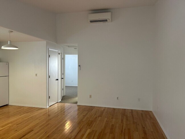 Building Photo - Quaint Light-Filled Unit Situated in One o...