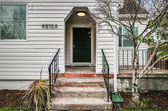 Foto del edificio - 4 Bed 2 Bath in Rose City Park!