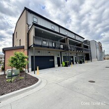 Building Photo - 2913 N Oak Trafficway