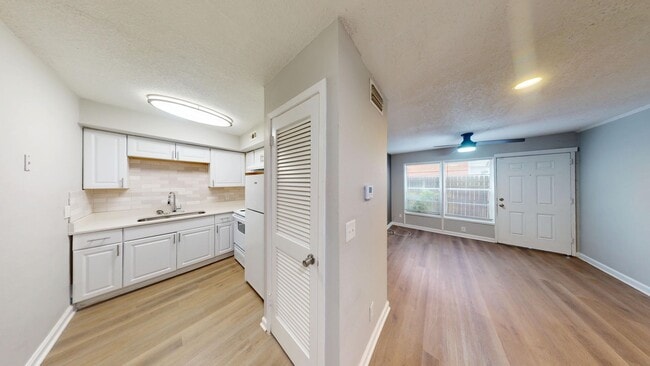 Building Photo - Spacious 1Bedroom/ 1Bathroom in Riverside – Washer/Dryer & Water INCLUDED!  ** First Floor **