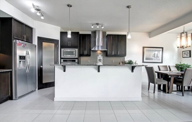Building Photo - 48 Skyview Springs Cres NE
