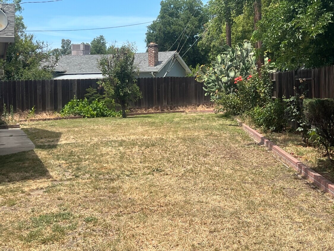 Primary Photo - 5806 Claremont Ave