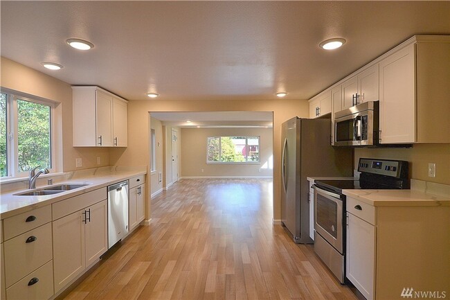 Building Photo - Craftsman Home in Port Orchard!