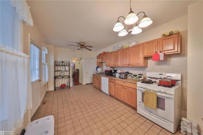 Building Photo - Comfortable living in this well-maintained 3-bedroom end unit home for rent