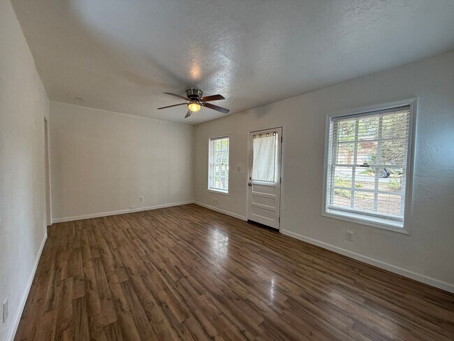 Building Photo - CHARMING 1 BEDROOM, 1 BATH APARTMENT LOCAT...