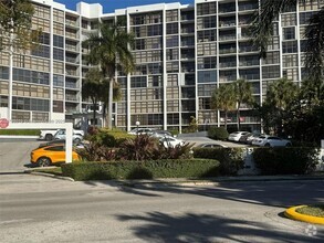 Building Photo - 400 Leslie Dr