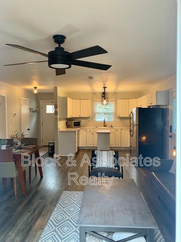 Foto del edificio - 7608 Idolbrook Ln