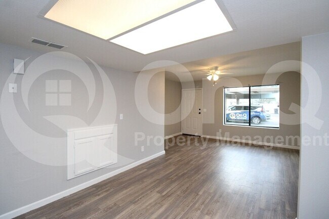 Building Photo - 6133 E Glencove St