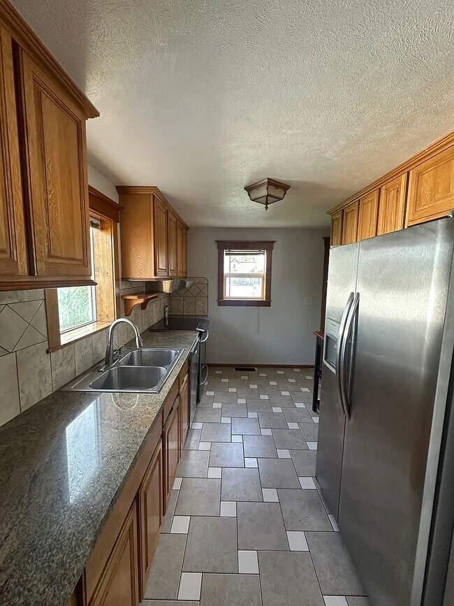 Foto del edificio - Ideally Located and Updated 4 Bed 2 Bath Fully-Fenced Home w/ Detached Garage/Shop!