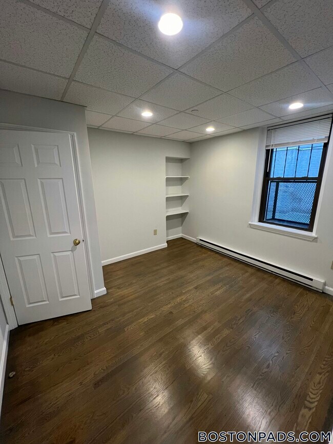 Building Photo - 77 Park Dr