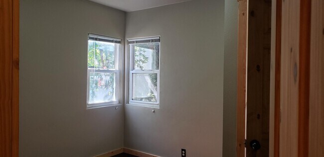 Building Photo - 416 S 11th St