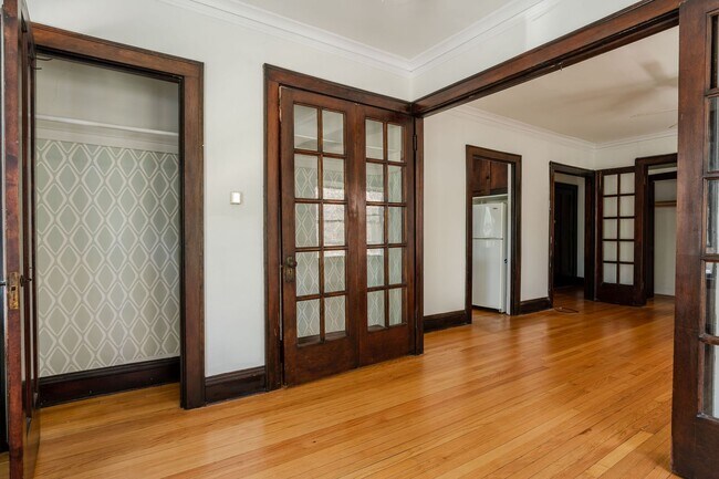 Building Photo - 4554 N Maplewood Ave