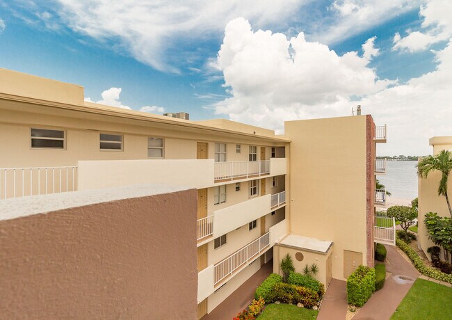 Foto del edificio - 1810 New Palm Way