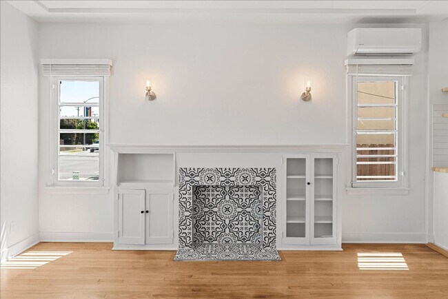 Building Photo - Beautiful Two Bedroom Apartment | Two Bloc...