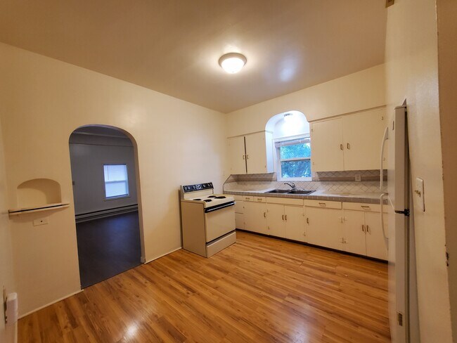 Building Photo - 642 H St