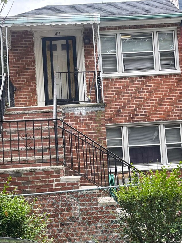 Primary Photo - 1114 E 232nd St