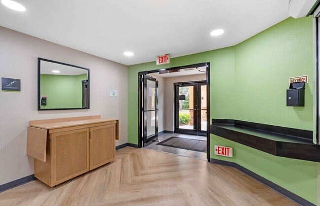 Building Photo - Furnished Studio-Tampa - Airport - Spruce Street