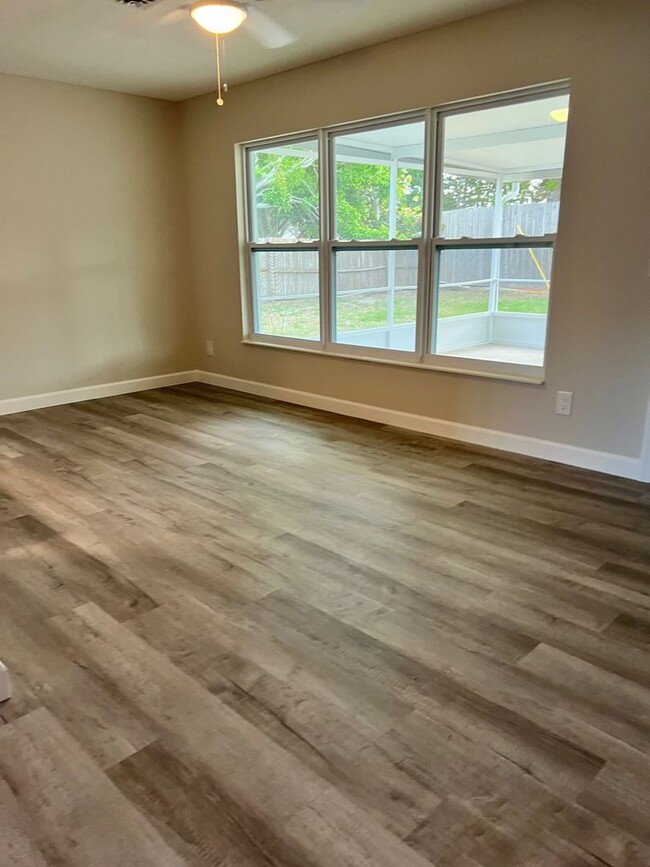 Building Photo - Venice, FL Newly Renovated 3BR/2BA/2CG Sin...