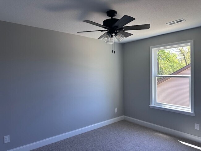 Building Photo - Maryville 37804 - 3 bedroom, 2 bath home -...