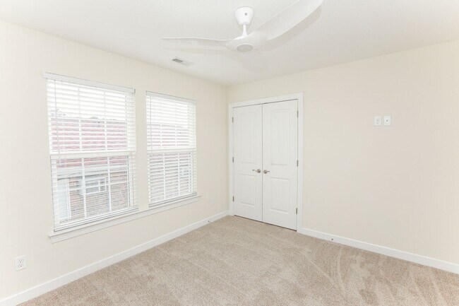 Building Photo - Beautiful Move-In Ready craftsman style home in Norfolk!